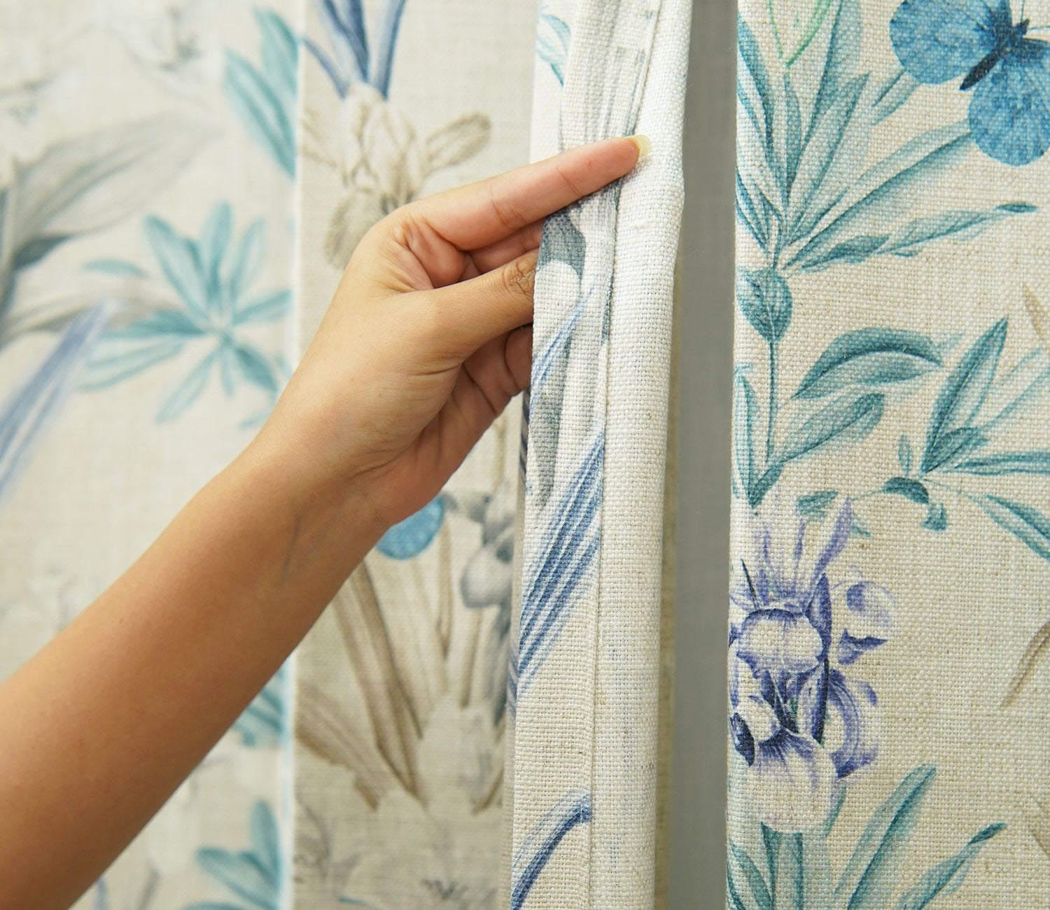 Butterfly 1 Piece Light-Filtering Curtain (Blue, 7 Feet)