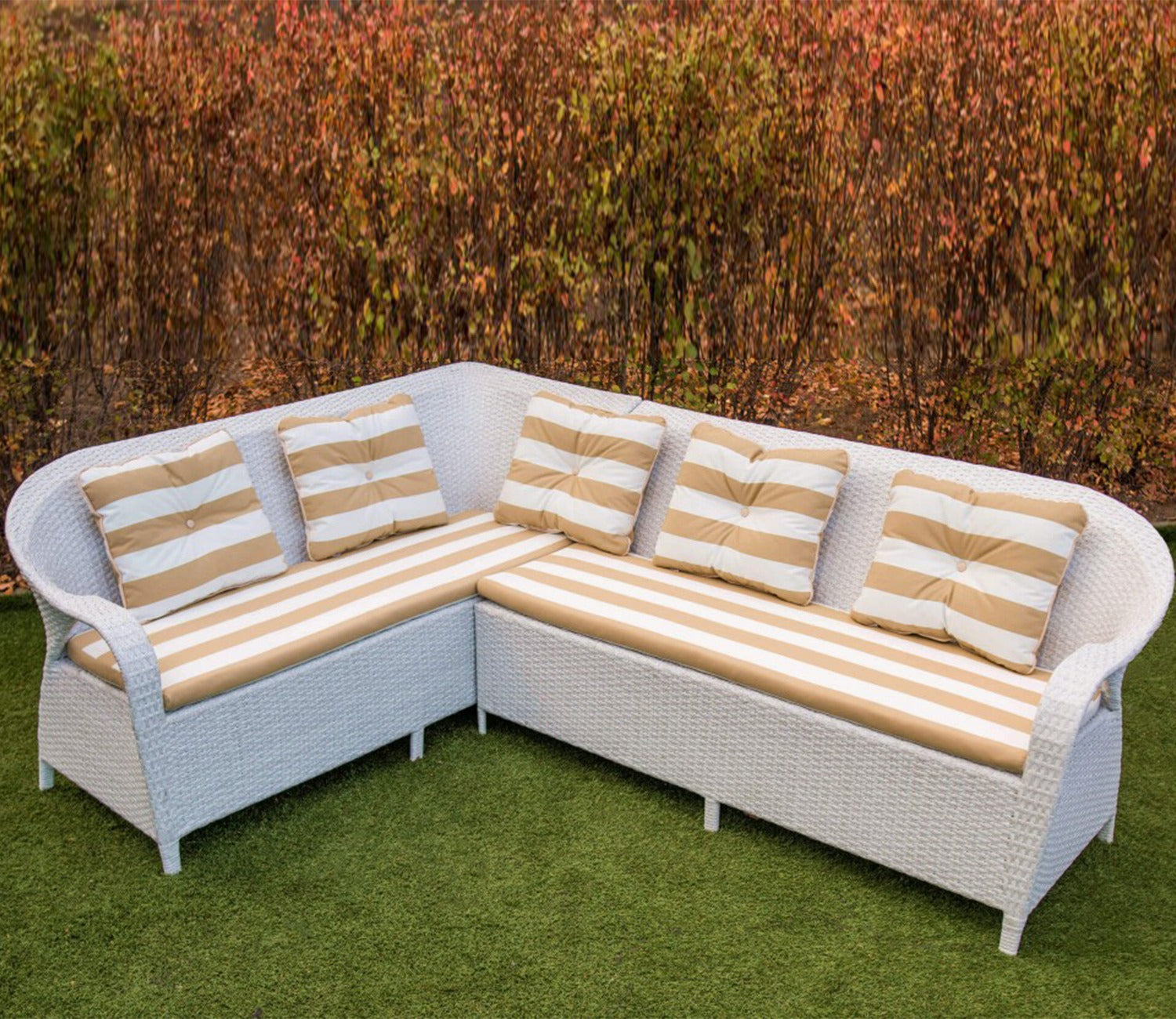 White Rattan And Wicker Outdoor Furniture Set With Table